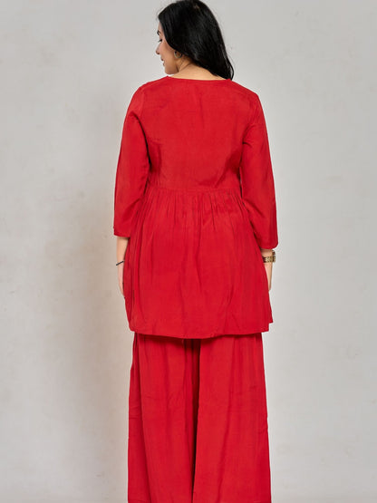 Rotes Spiegelarbeits-Palazzo-Set mit Fadenstickerei