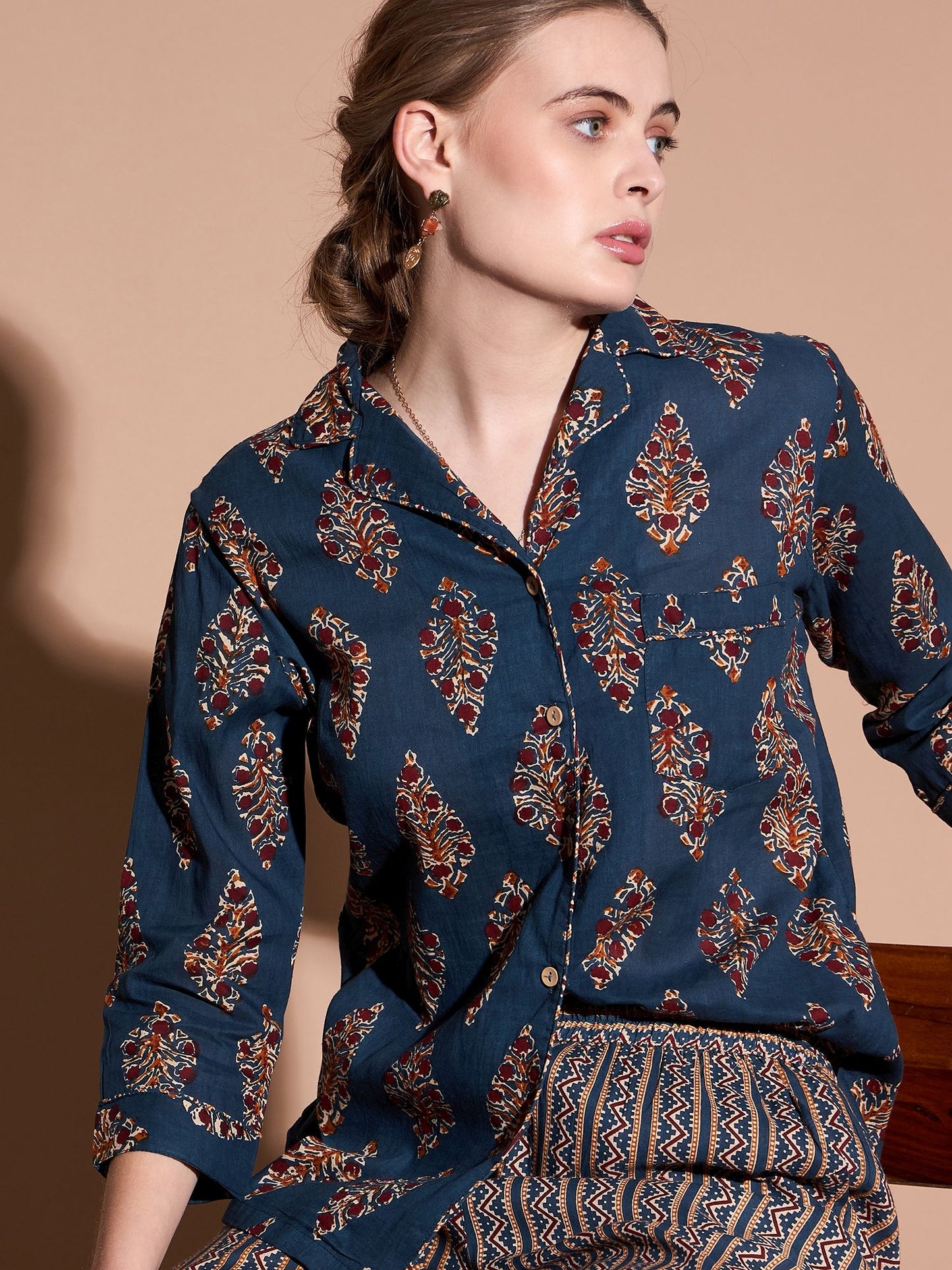 Hemd-Hosen-Set aus Baumwolle mit ethnischen Motiven