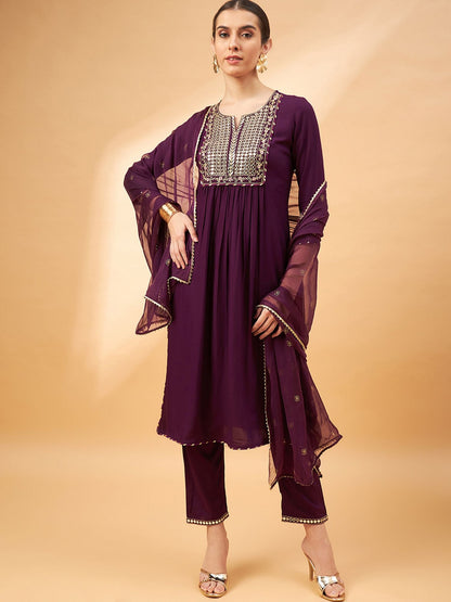 Lila besticktes A-Linien-Kurta mit Spiegelarbeiten, Hose und Dupatta