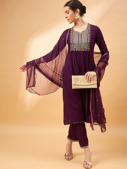 Lila besticktes A-Linien-Kurta mit Spiegelarbeiten, Hose und Dupatta