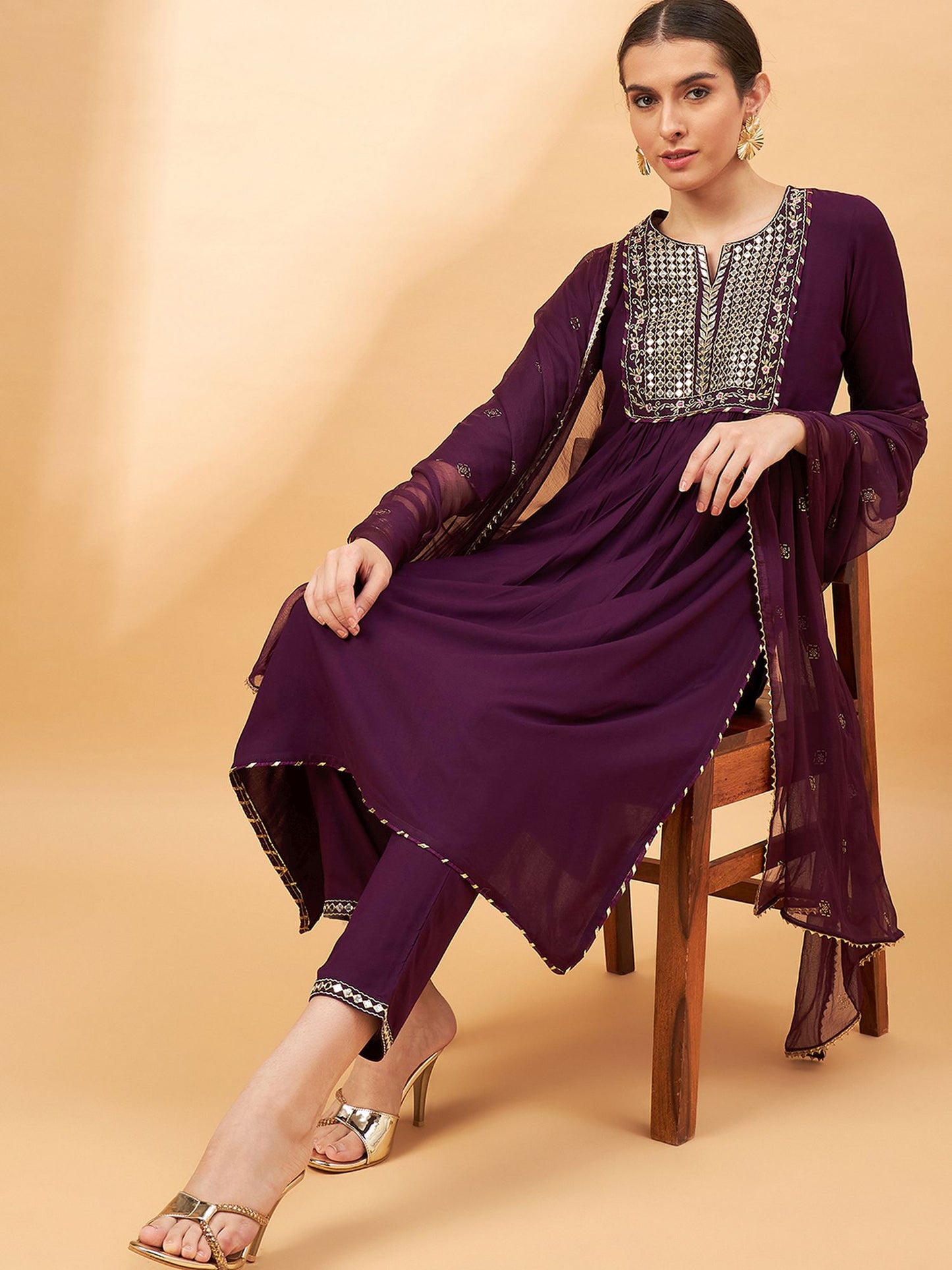 Lila besticktes A-Linien-Kurta mit Spiegelarbeiten, Hose und Dupatta