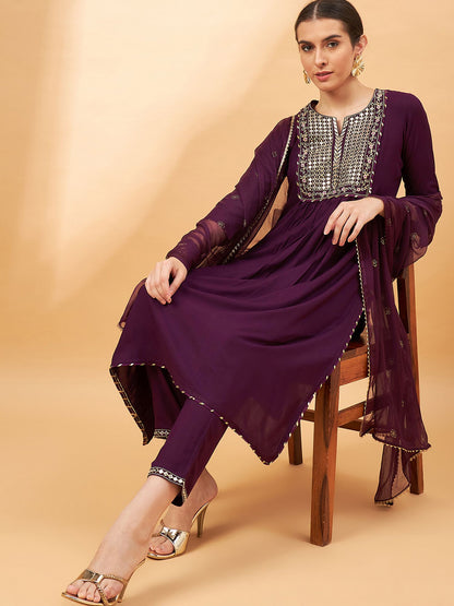 Lila besticktes A-Linien-Kurta mit Spiegelarbeiten, Hose und Dupatta
