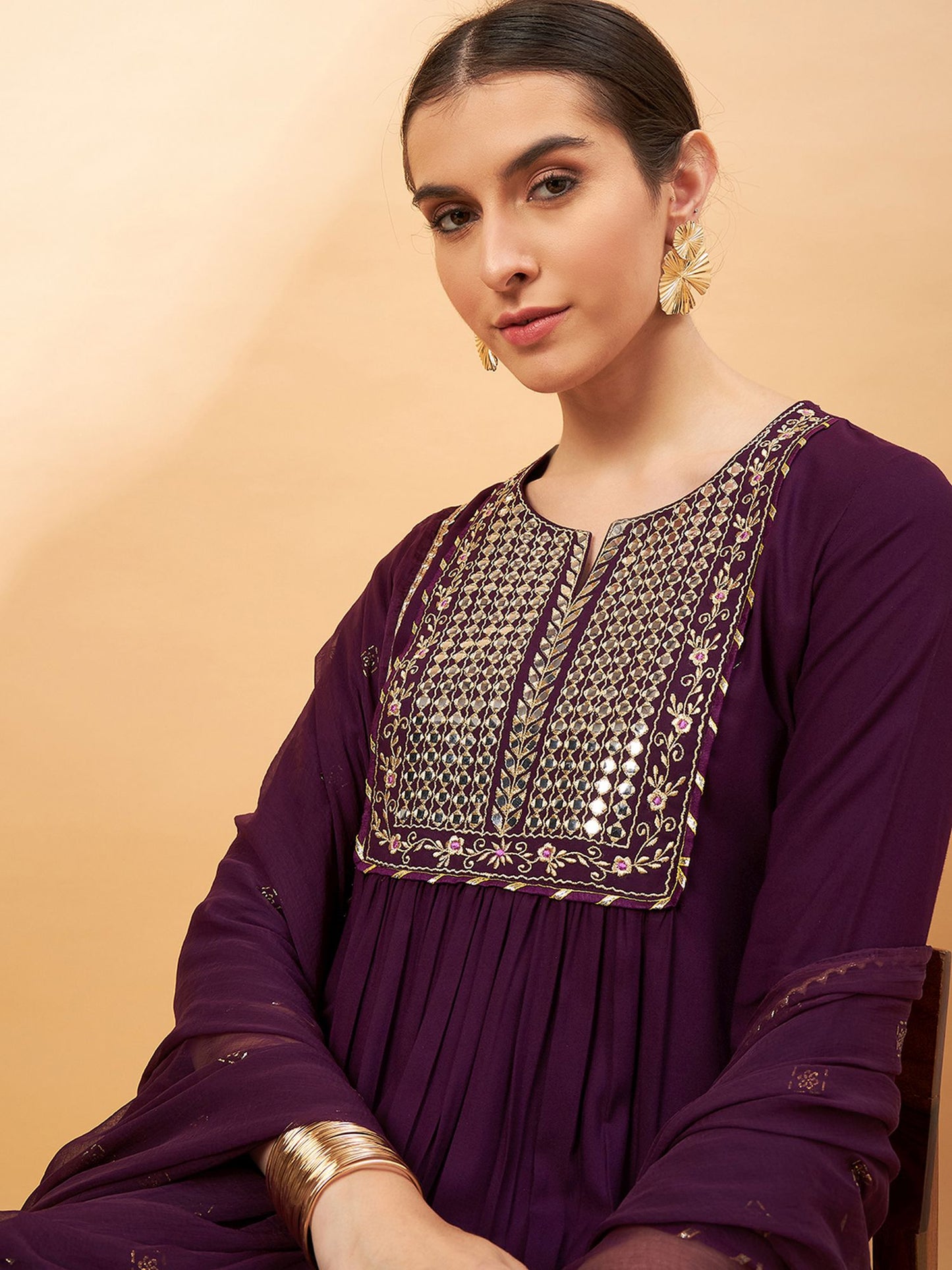 Lila besticktes A-Linien-Kurta mit Spiegelarbeiten, Hose und Dupatta