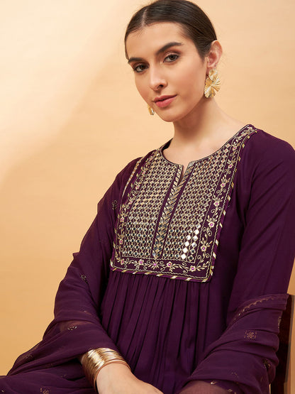 Lila besticktes A-Linien-Kurta mit Spiegelarbeiten, Hose und Dupatta