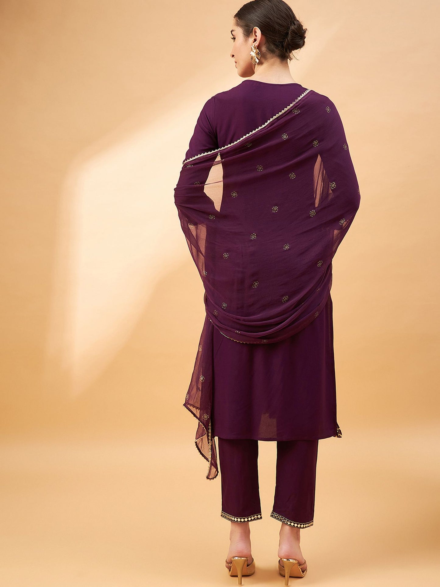 Lila besticktes A-Linien-Kurta mit Spiegelarbeiten, Hose und Dupatta