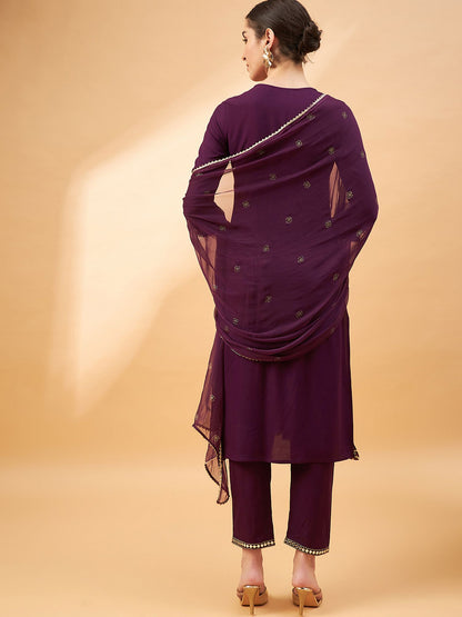 Lila besticktes A-Linien-Kurta mit Spiegelarbeiten, Hose und Dupatta