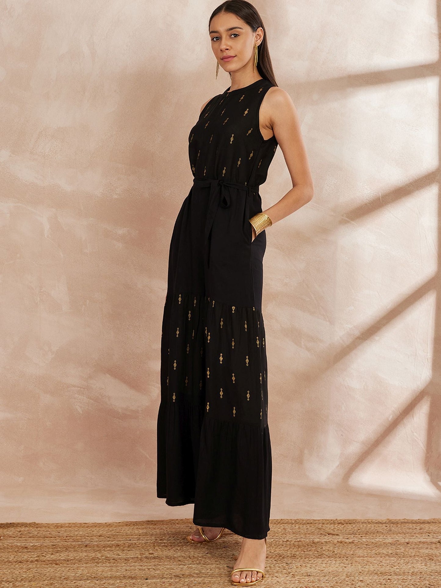 Schwarz- und goldfarbener bedruckter Basic-Jumpsuit