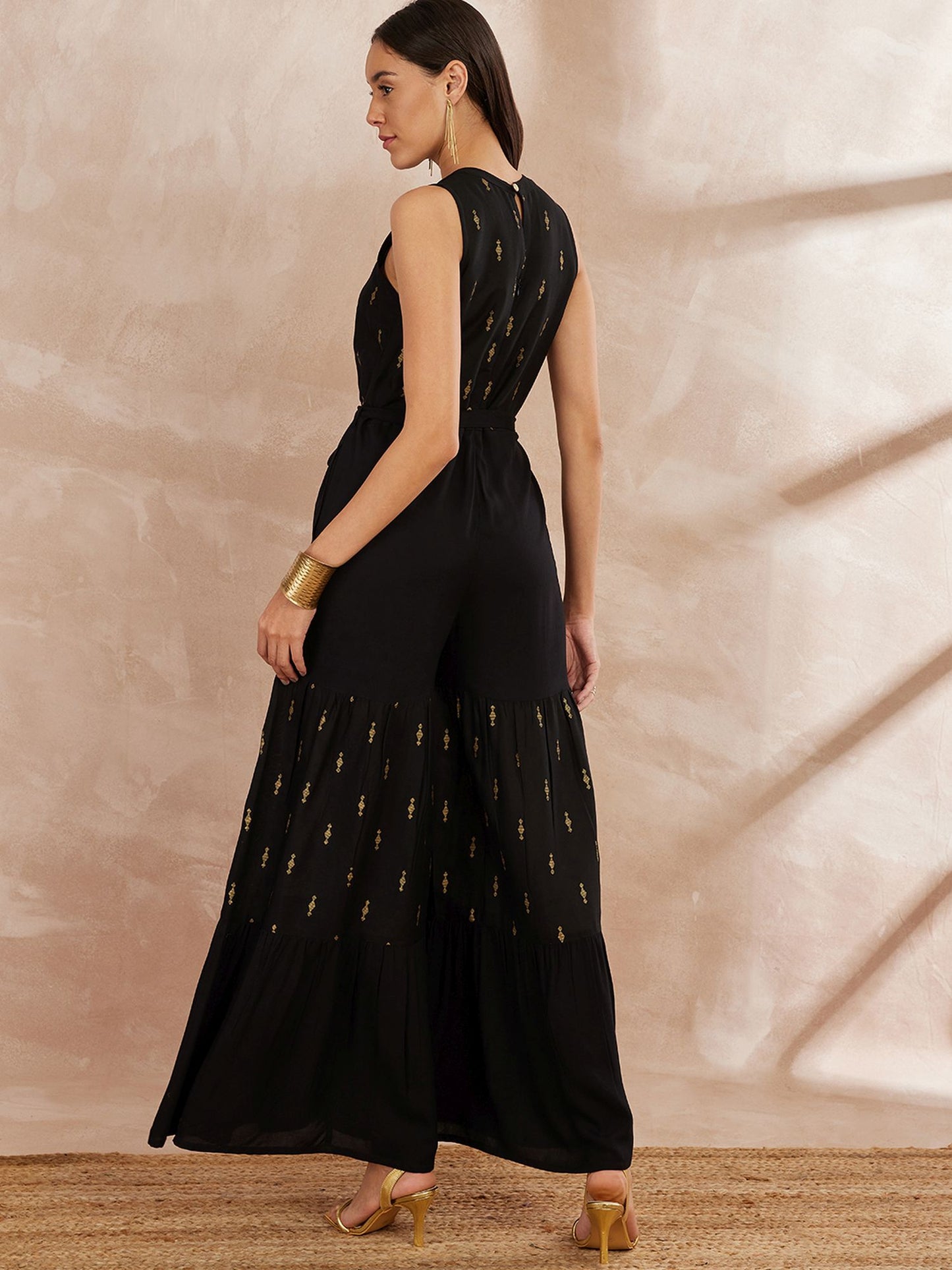 Schwarz- und goldfarbener bedruckter Basic-Jumpsuit