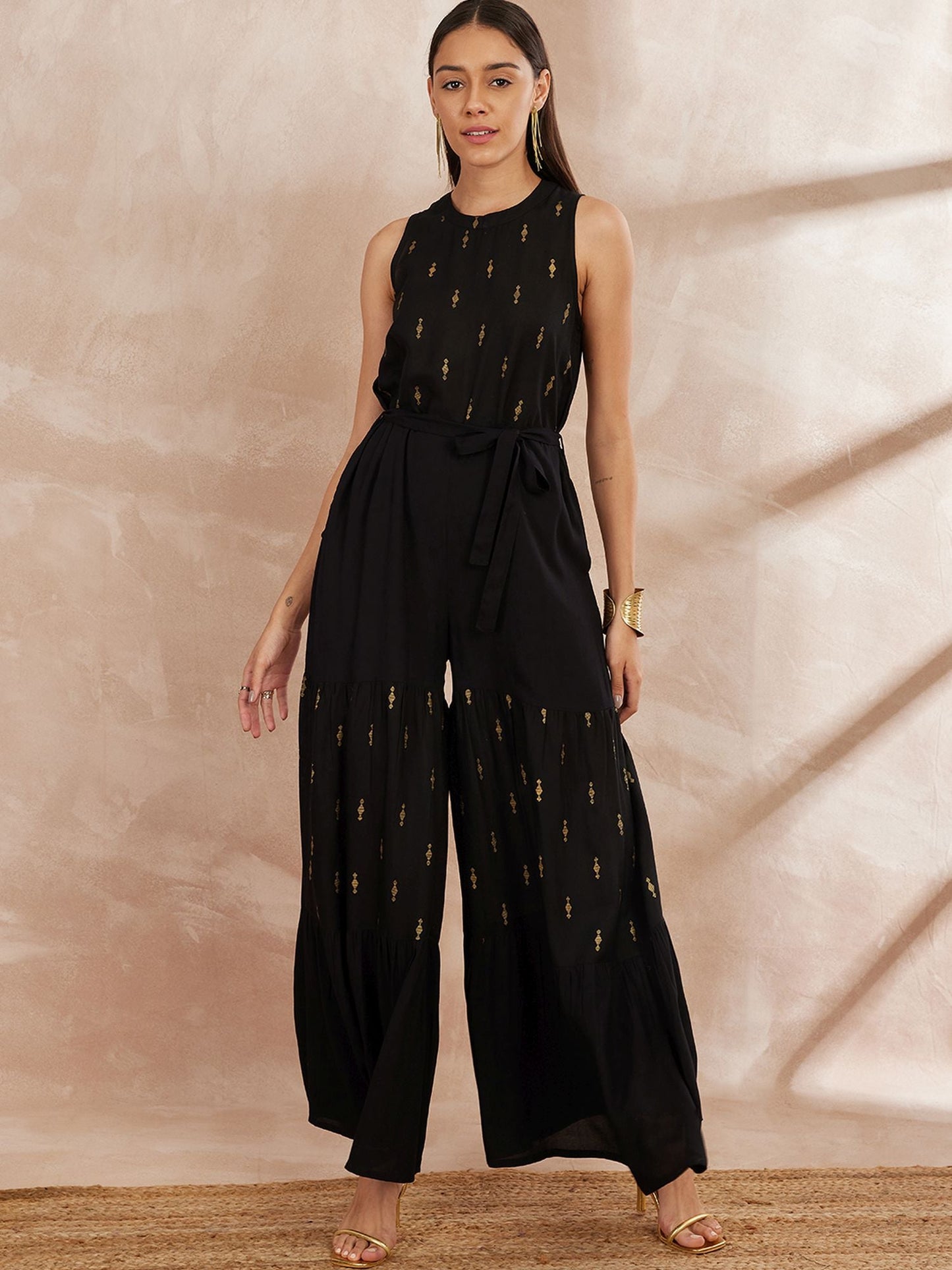 Schwarz- und goldfarbener bedruckter Basic-Jumpsuit