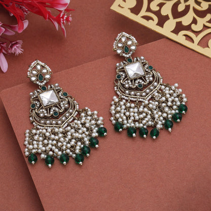 Stilvolle Kundan-Ohrringe in grüner Farbe mit vergoldetem Finish für festliche Looks