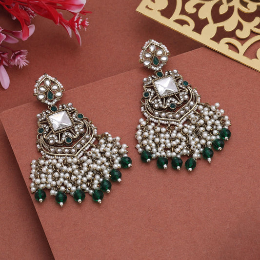Stilvolle Kundan-Ohrringe in grüner Farbe mit vergoldetem Finish für festliche Looks