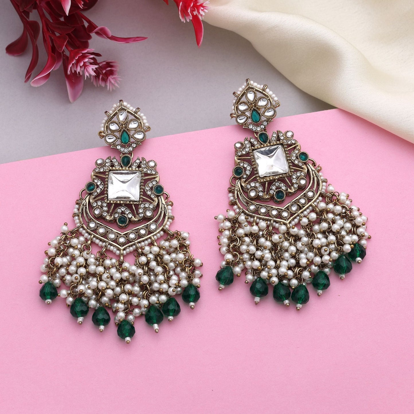 Stilvolle Kundan-Ohrringe in grüner Farbe mit vergoldetem Finish für festliche Looks