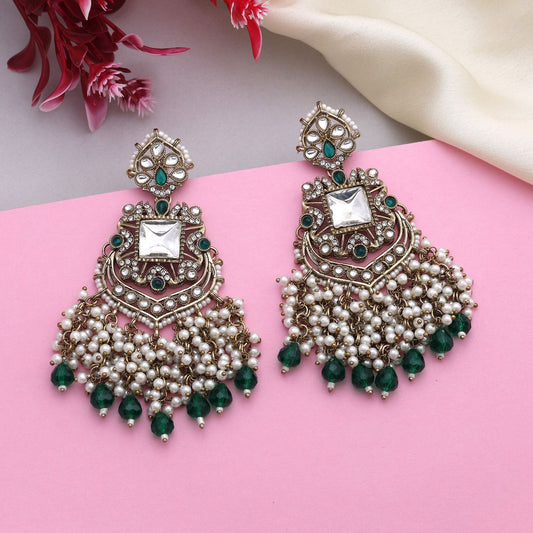 Stilvolle Kundan-Ohrringe in grüner Farbe mit vergoldetem Finish für festliche Looks