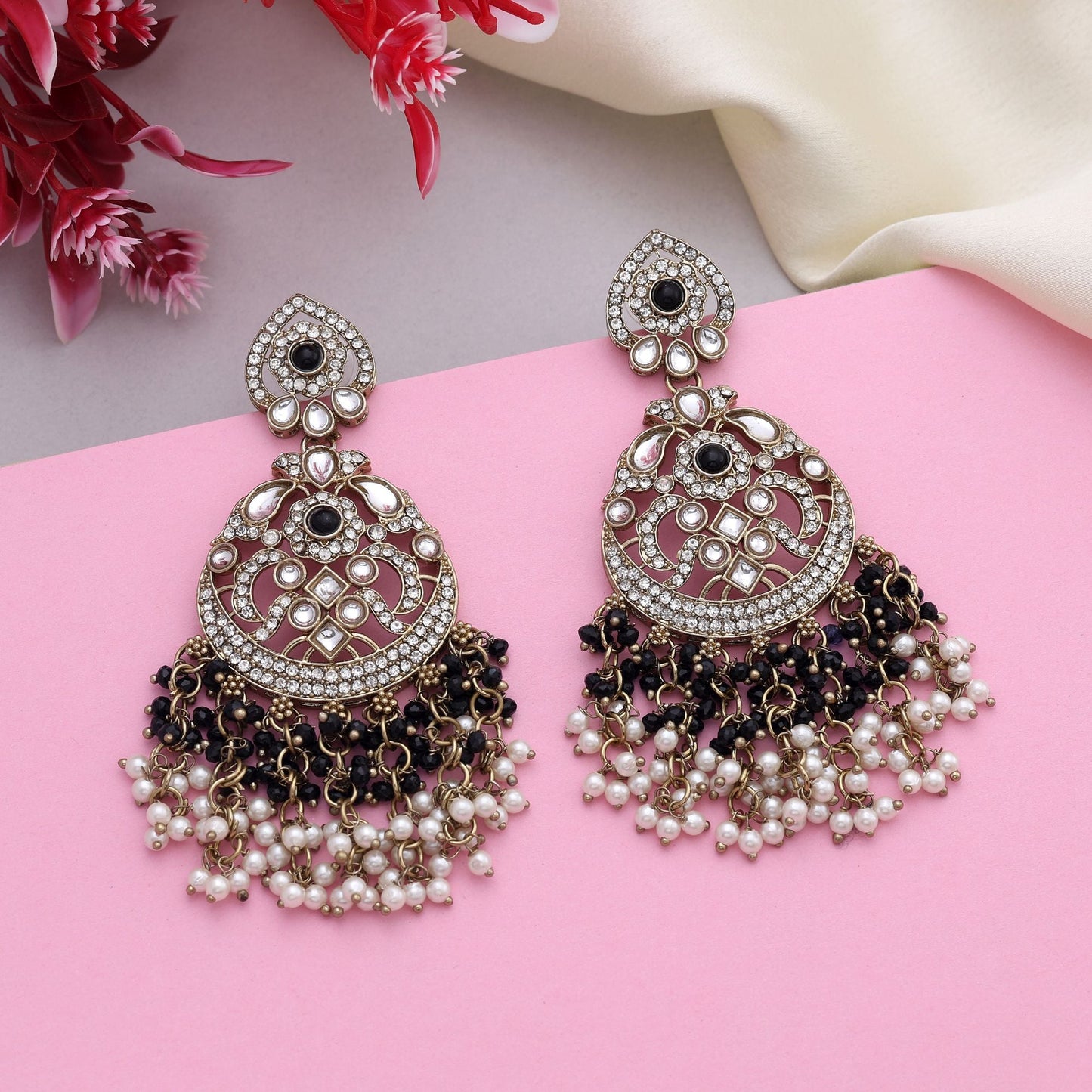 Schicke Kundan-Ohrringe in schwarzer Farbe im königlichen Stil, perfekt für Hochzeitslooks