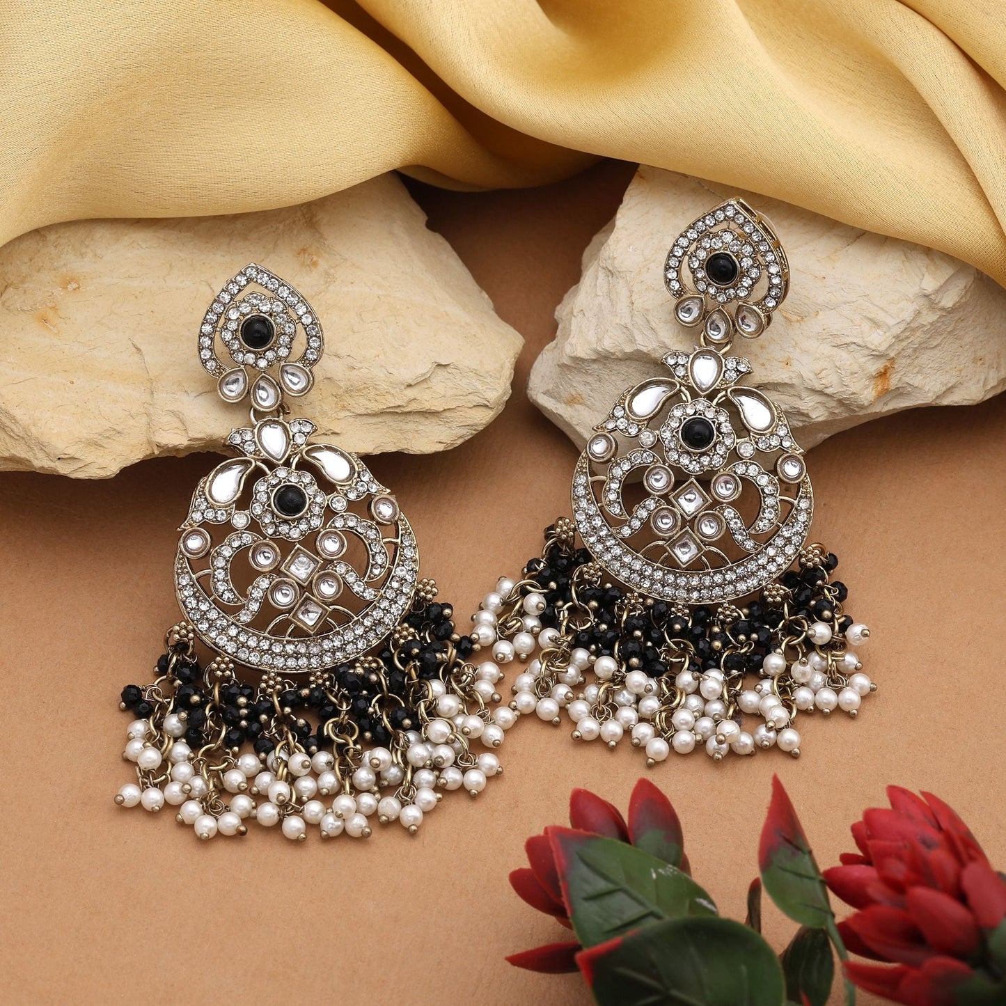 Schicke Kundan-Ohrringe in schwarzer Farbe im königlichen Stil, perfekt für Hochzeitslooks