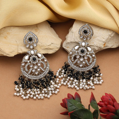 Schicke Kundan-Ohrringe in schwarzer Farbe im königlichen Stil, perfekt für Hochzeitslooks