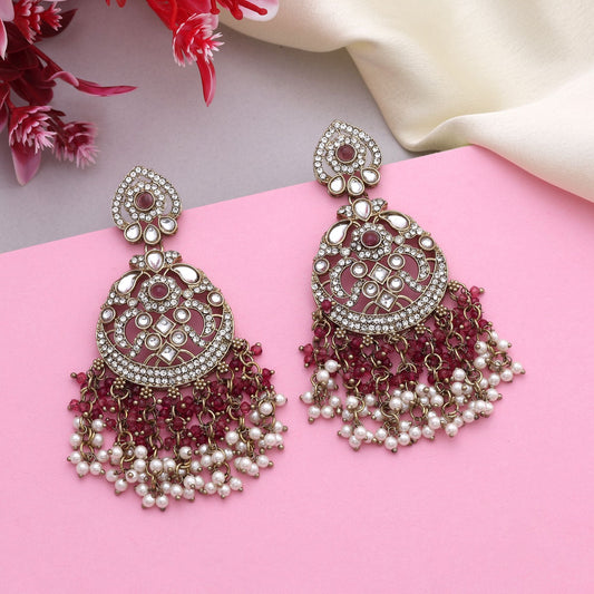 Moderne magentafarbene Kundan-Ohrringe mit traditionellen Steinen für Party-Looks