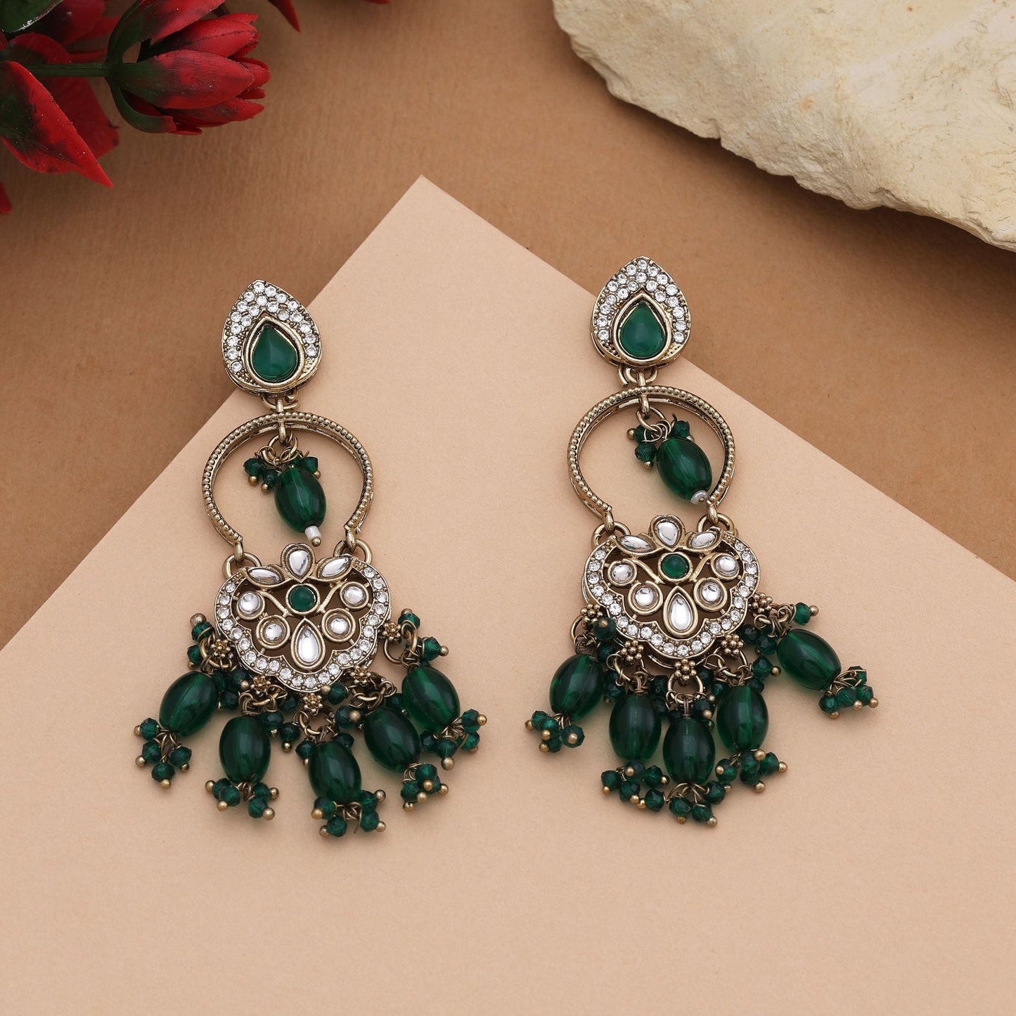 Traditionelle Kundan-Ohrringe in grüner Farbe mit funkelnden Steinen, perfekt für ethnische Kleidung