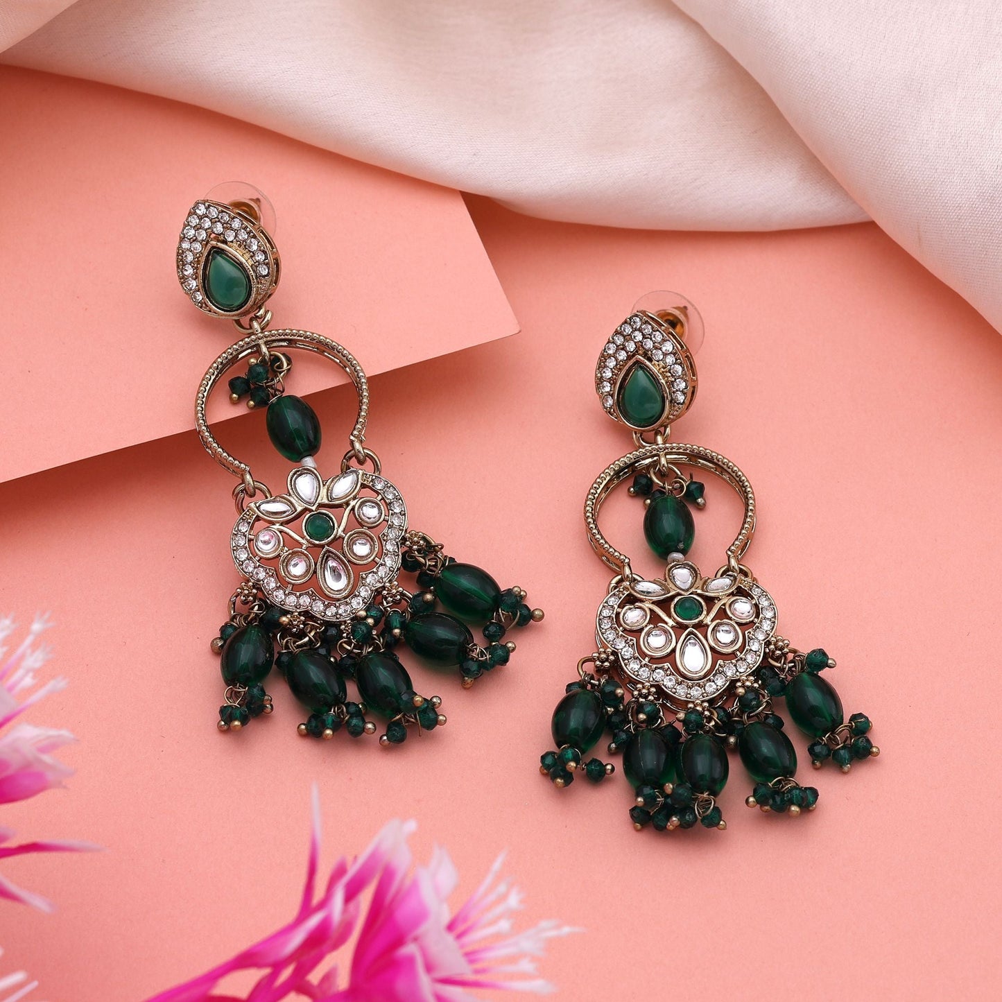 Traditionelle Kundan-Ohrringe in grüner Farbe mit funkelnden Steinen, perfekt für ethnische Kleidung