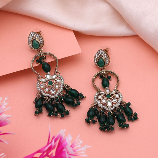 Traditionelle Kundan-Ohrringe in grüner Farbe mit funkelnden Steinen, perfekt für ethnische Kleidung