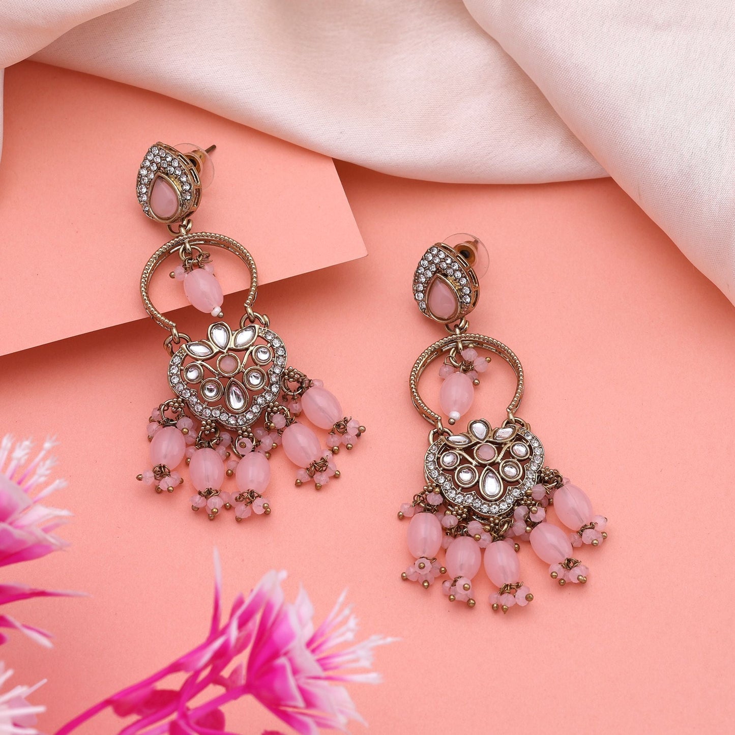 Stilvolle Kundan-Ohrringe in Rosa mit vergoldetem Finish, perfekt für Feierlichkeiten