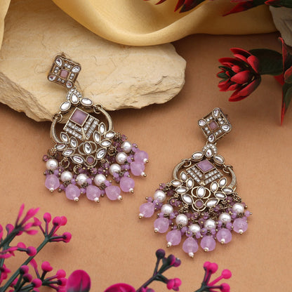 Wunderschöne Kundan-Ohrringe in hellvioletter Farbe mit Goldarbeit, perfekt für Braut-Looks