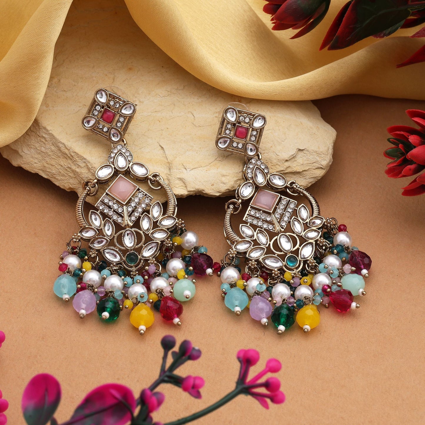 Lebendige, mehrfarbige Kundan-Ohrringe mit funkelndem Finish für kulturelle Feiern