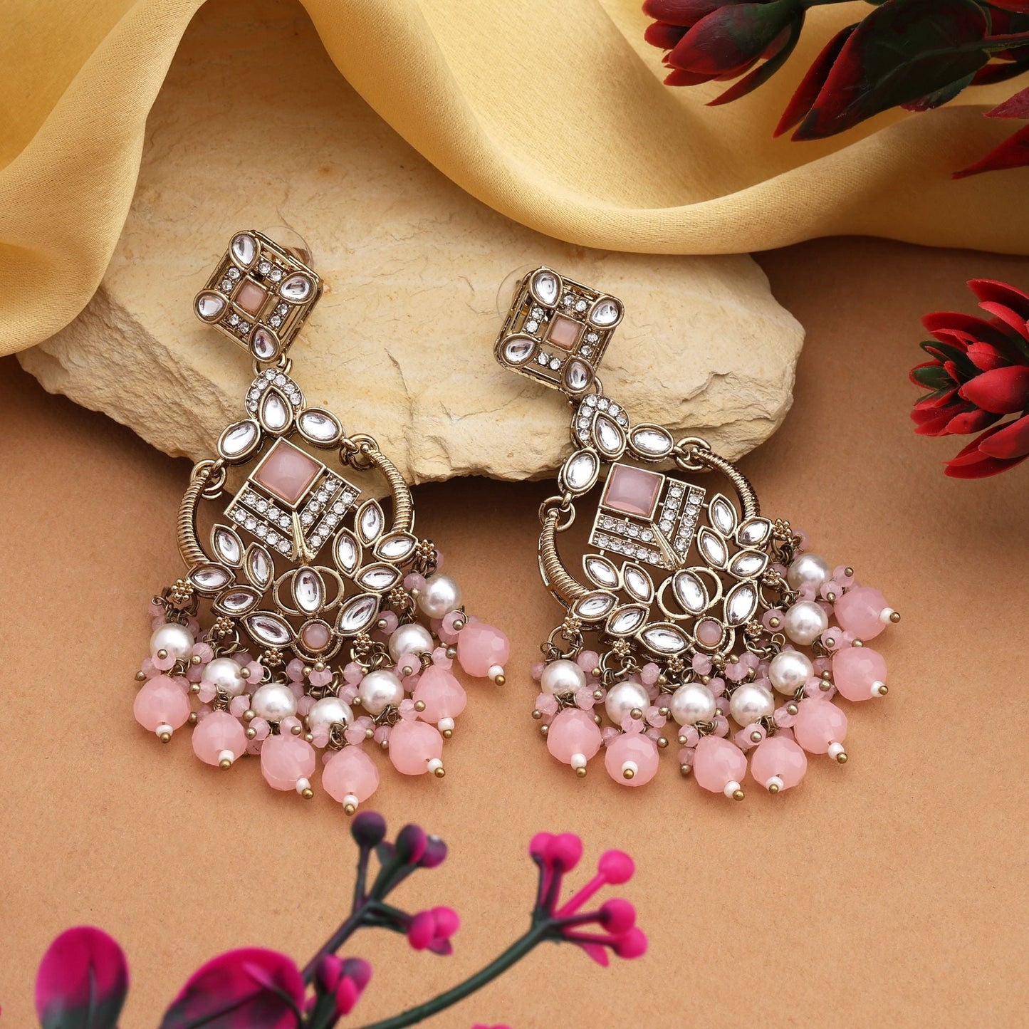 Stilvolle Kundan-Ohrringe in Rosa mit Gold-Touch, perfekt für traditionelle Anlässe