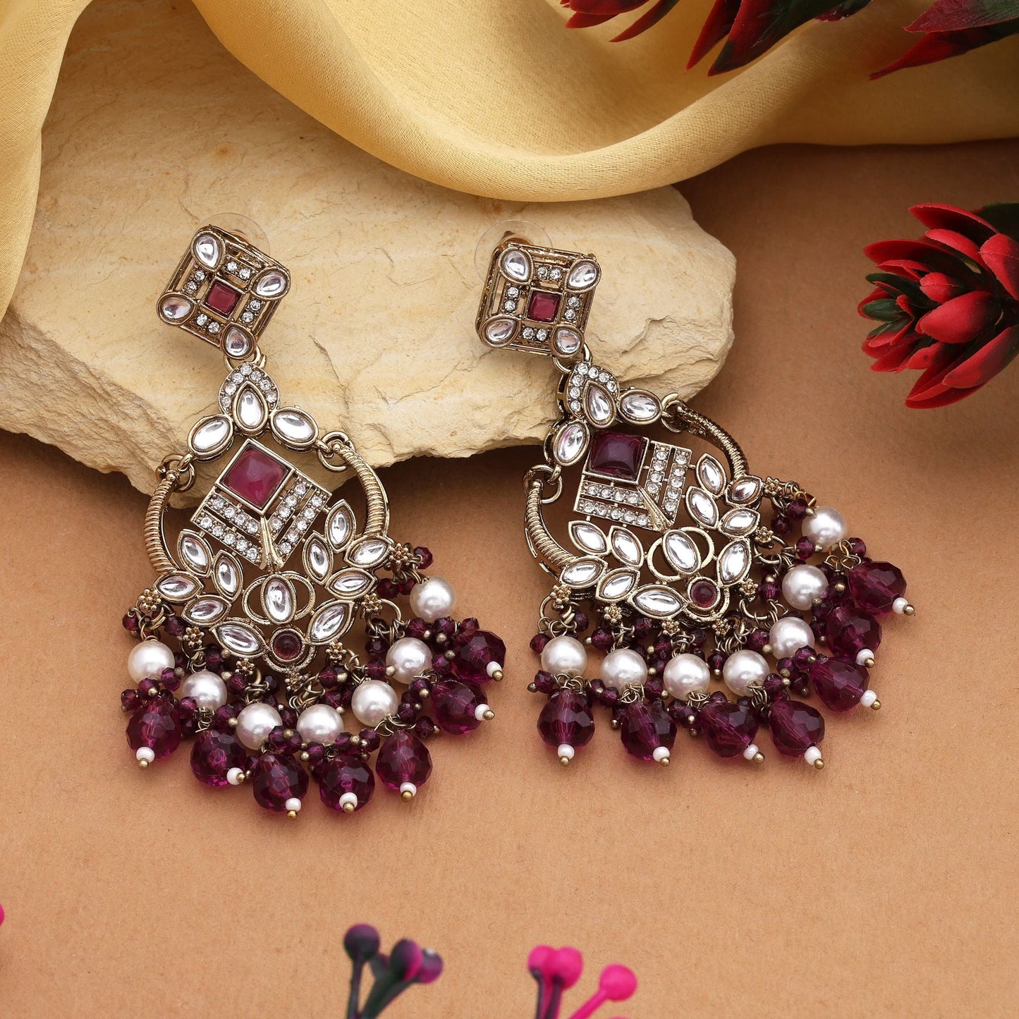 Kundan-Ohrringe in Königsviolett mit antiken Steinen, perfekt für Partyschmuck
