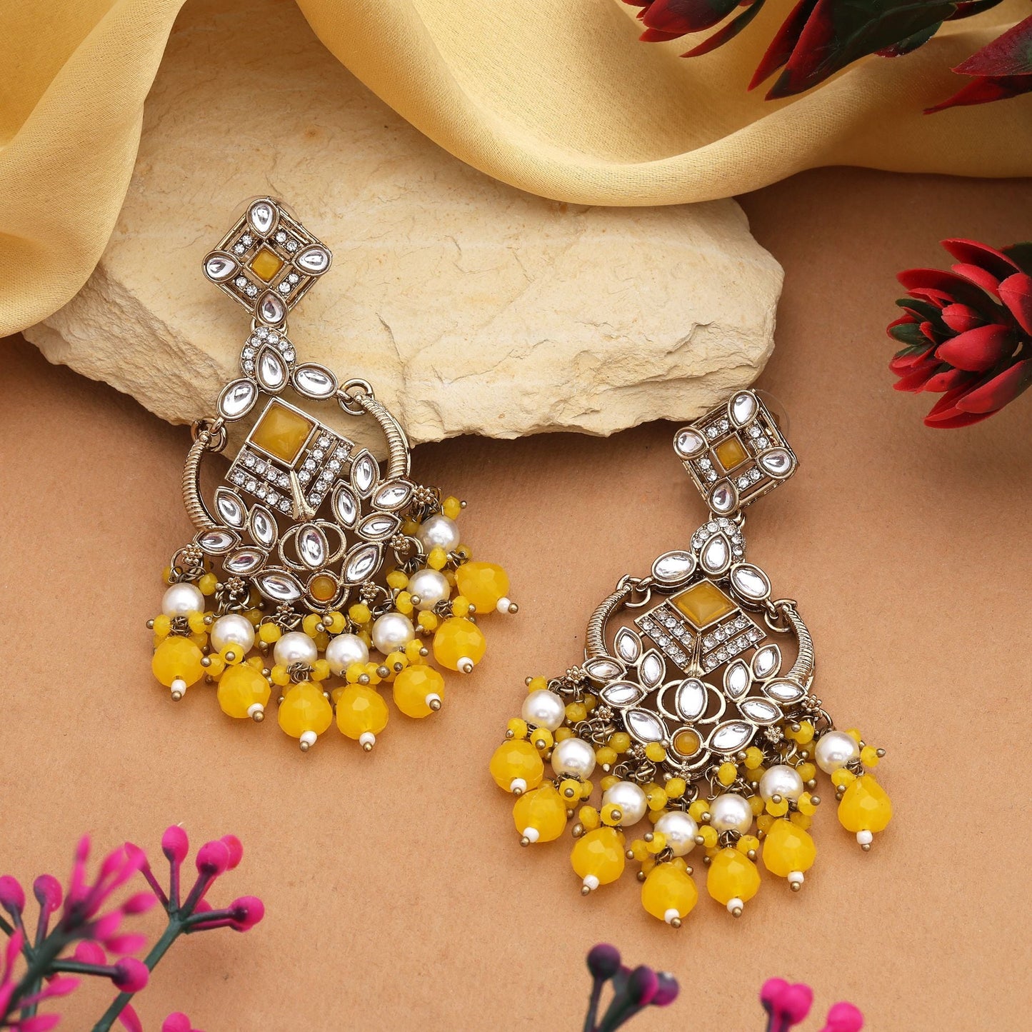 Königlich gelbe Kundan-Ohrringe mit antikem Gold-Finish für Party-Anlässe