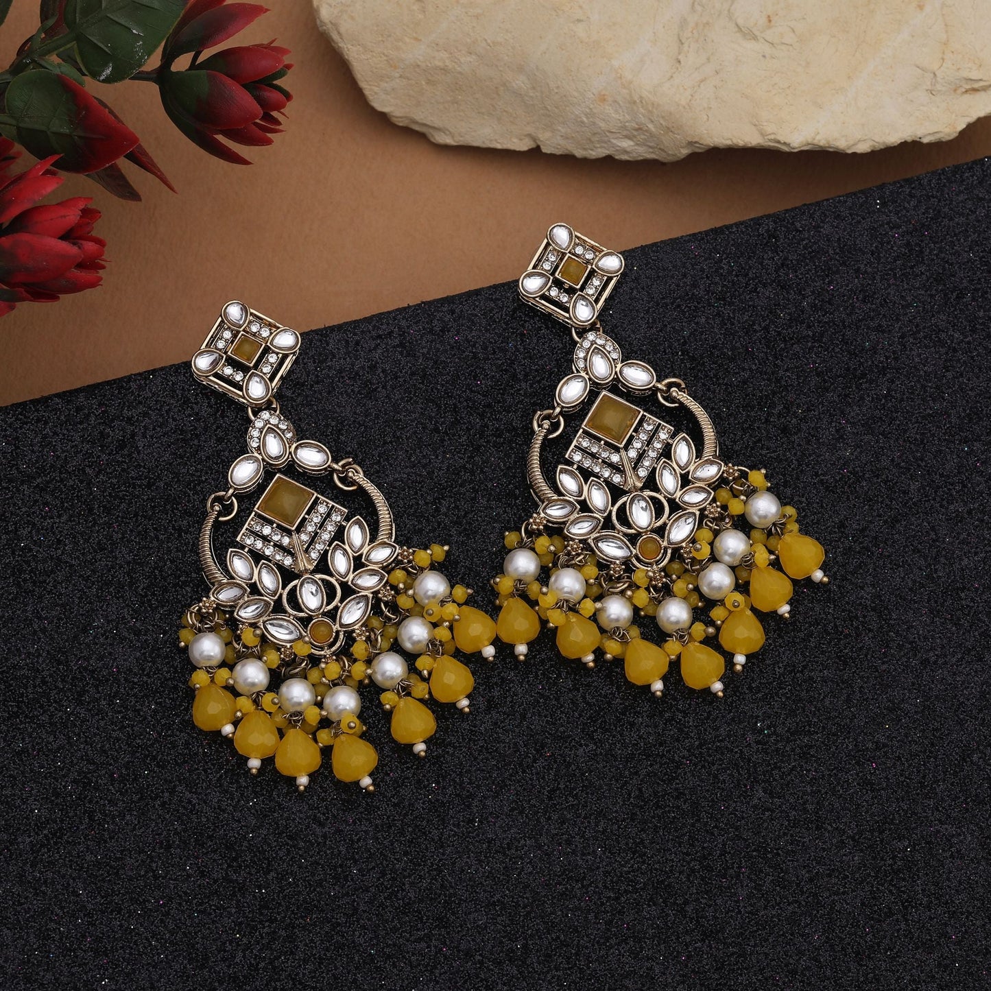 Königlich gelbe Kundan-Ohrringe mit antikem Gold-Finish für Party-Anlässe