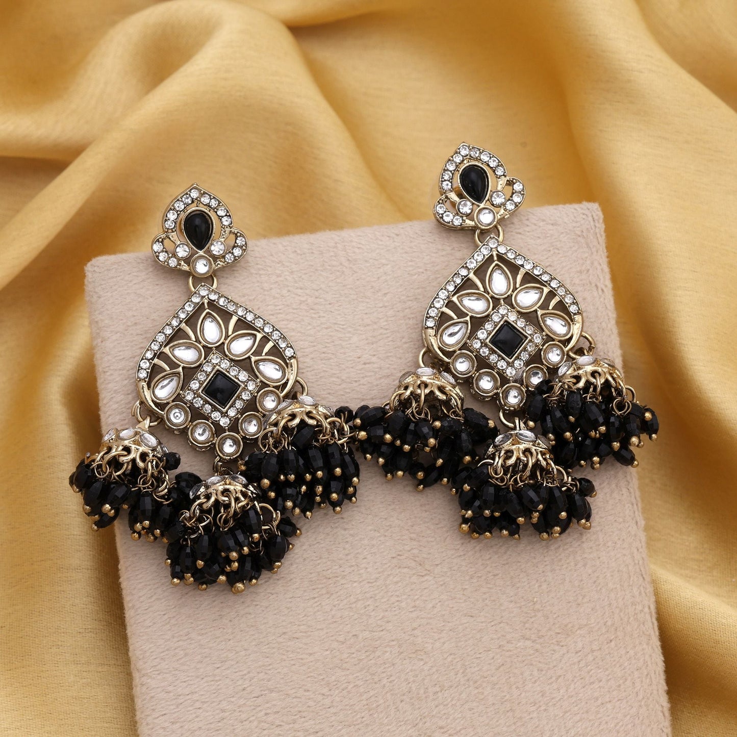 Stilvolle Kundan-Ohrringe in Schwarz mit königlichem Look, perfekt für Braut-Outfits