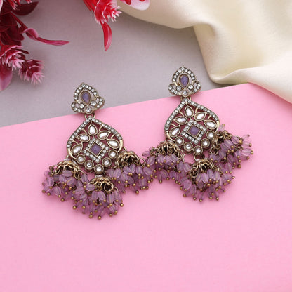 Wunderschöne Kundan-Ohrringe in hellvioletter Farbe mit zartem Design, perfekt für Bräute