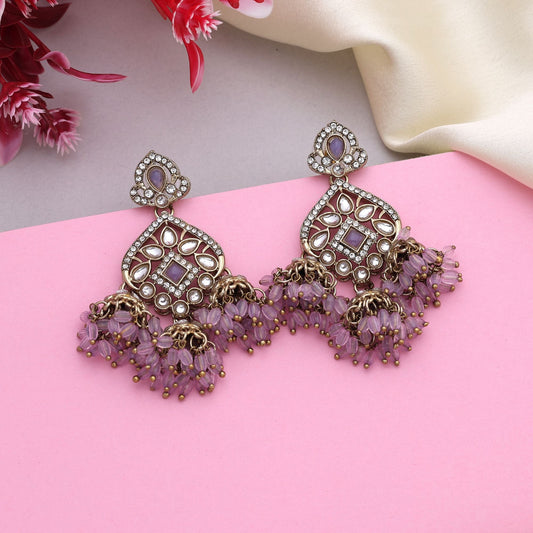 Wunderschöne Kundan-Ohrringe in hellvioletter Farbe mit zartem Design, perfekt für Bräute