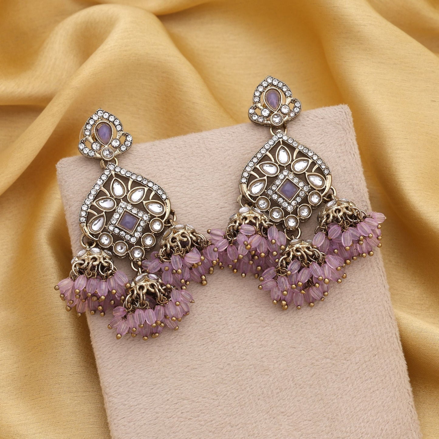 Wunderschöne Kundan-Ohrringe in hellvioletter Farbe mit zartem Design, perfekt für Bräute