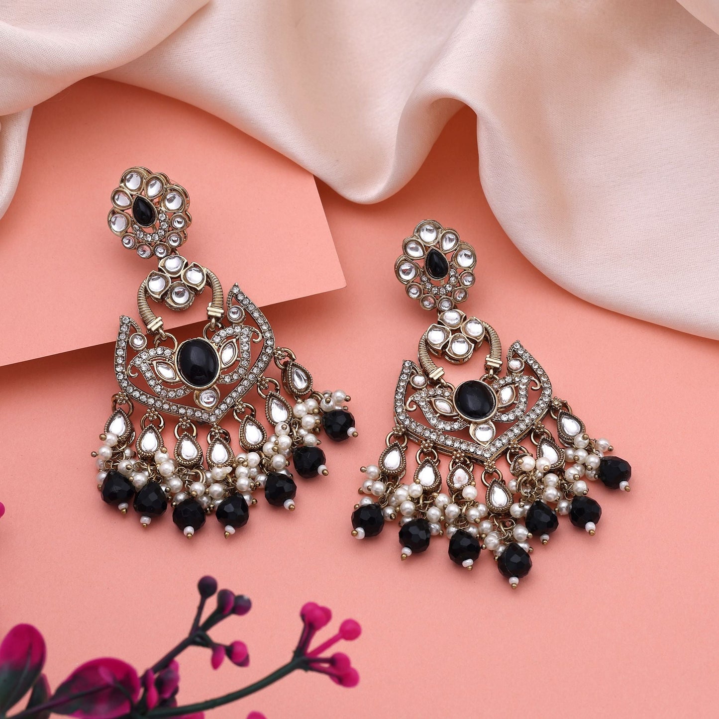 Elegante Kundan-Ohrringe in Schwarz mit detailliertem Design, perfekt für Hochzeitskleidung