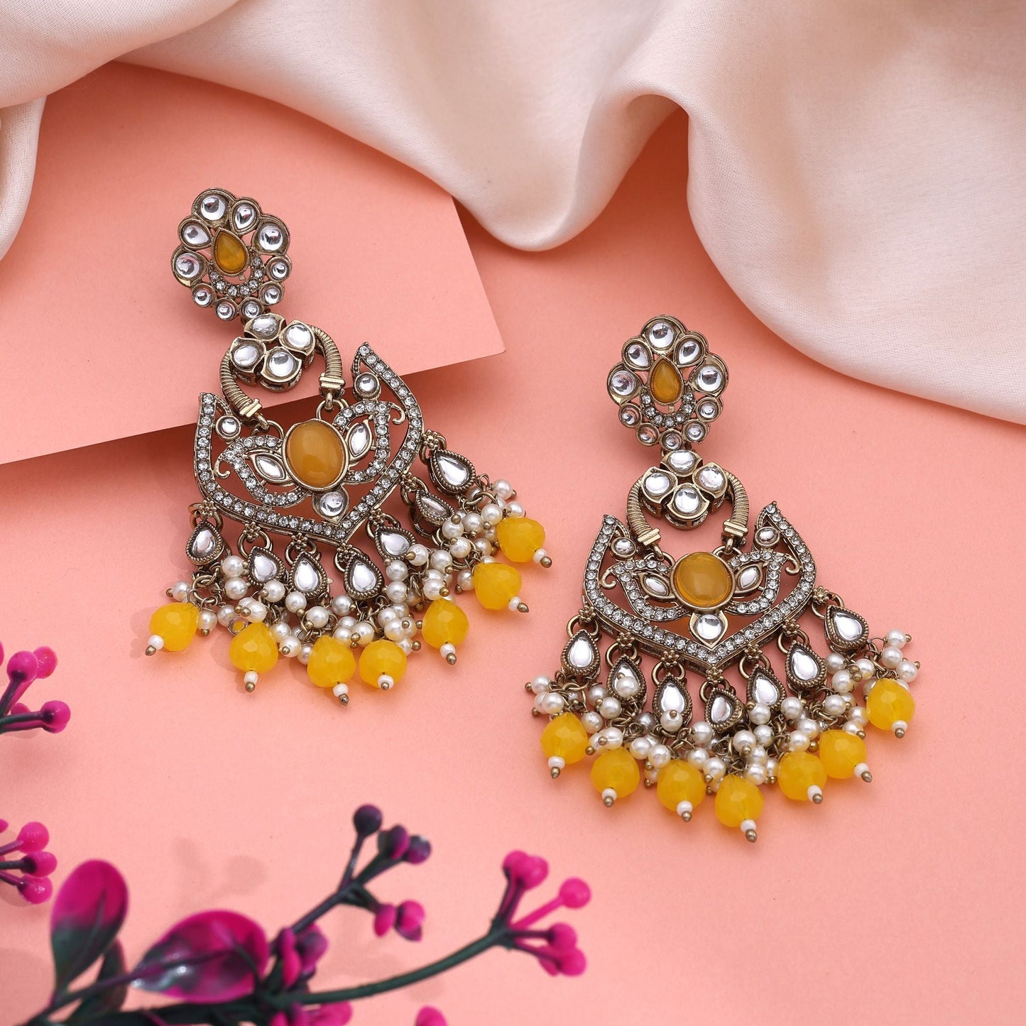 Strahlend gelbe Kundan-Ohrringe mit antiker Goldpolitur für den traditionellen Gebrauch