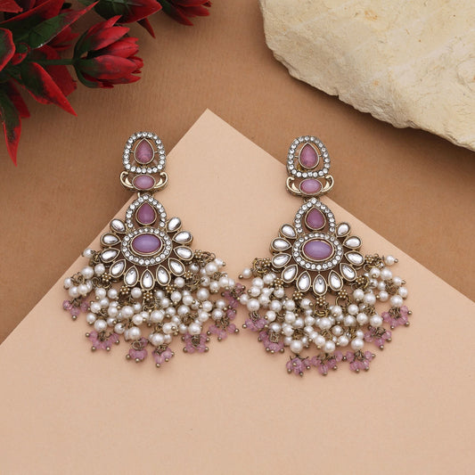 Wunderschöne Kundan-Ohrringe in hellvioletter Farbe mit feiner Arbeit, perfekt für Party-Looks