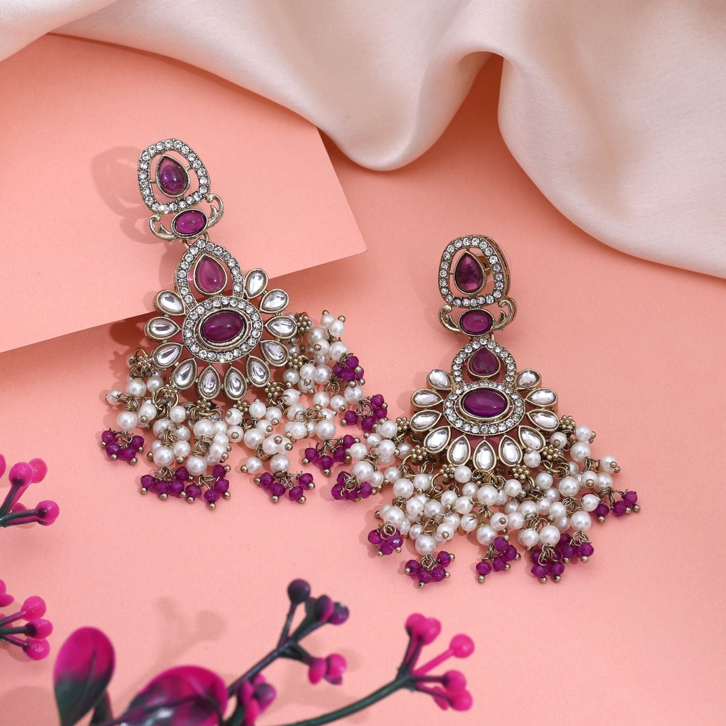 Stilvolle Kundan-Ohrringe in Lila mit Antik-Politur, perfekt für Brautjungfern