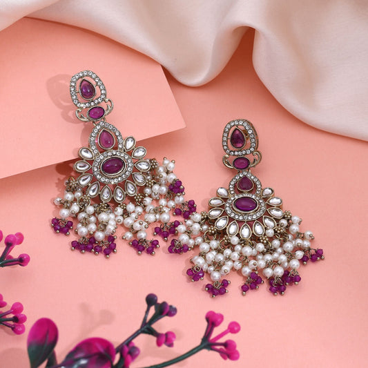 Stilvolle Kundan-Ohrringe in Lila mit Antik-Politur, perfekt für Brautjungfern