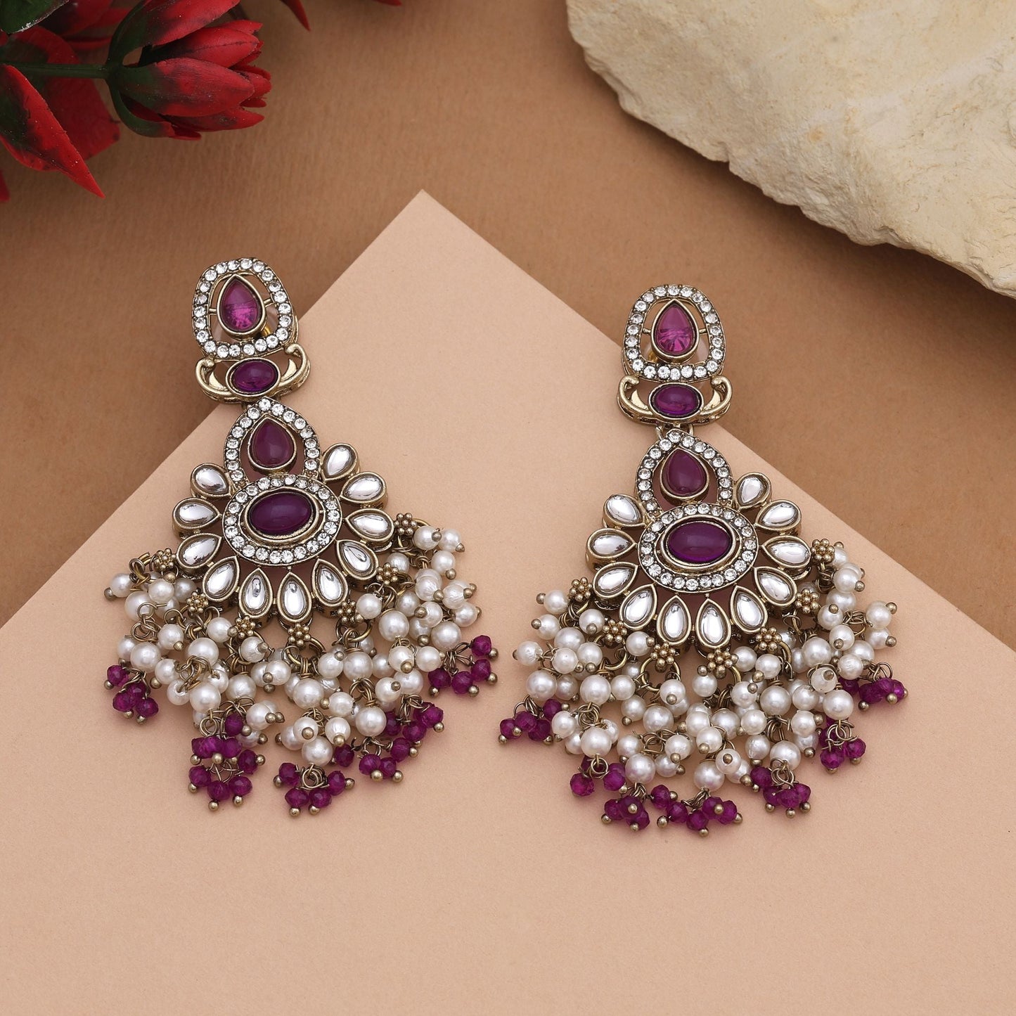 Stilvolle Kundan-Ohrringe in Lila mit Antik-Politur, perfekt für Brautjungfern