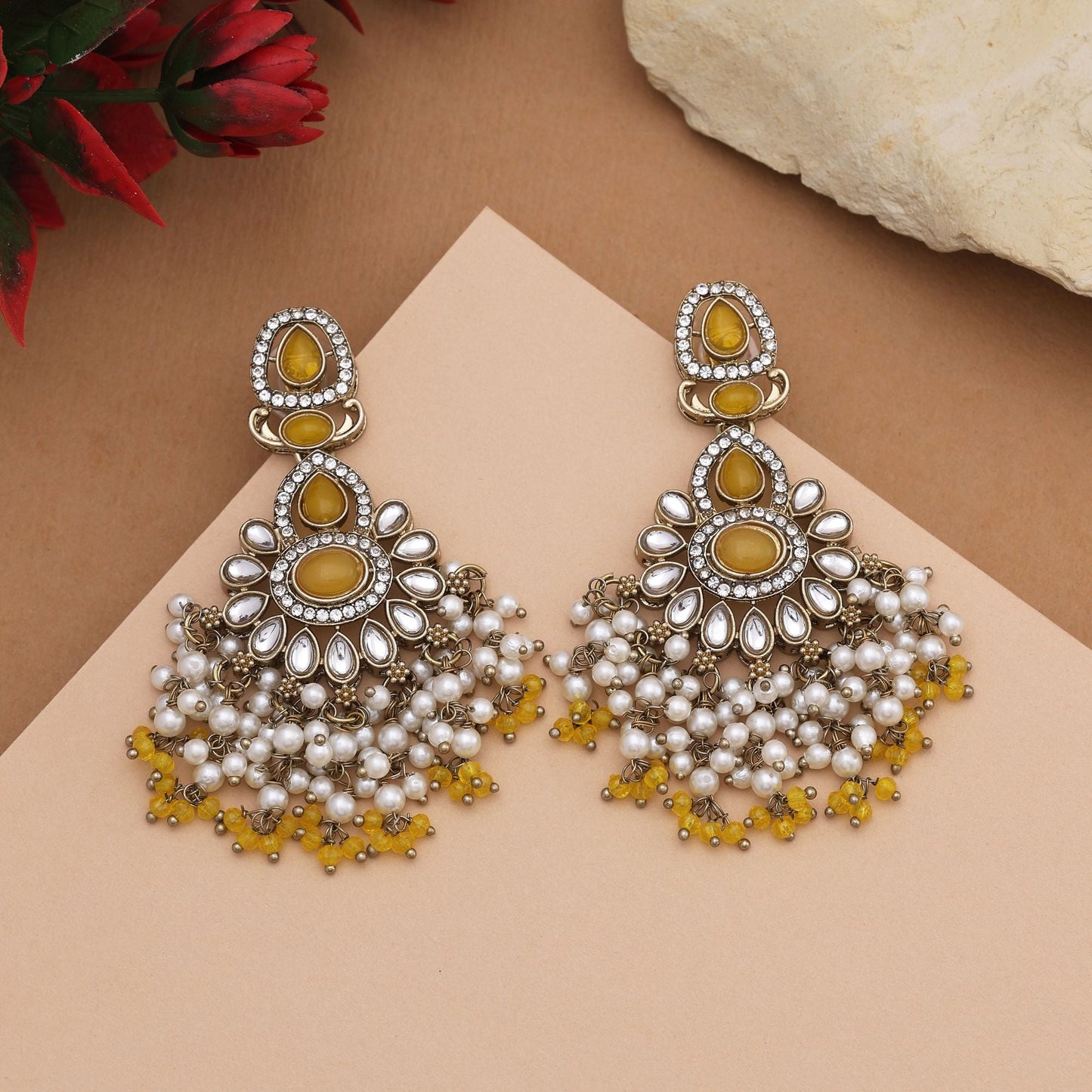 Strahlend gelbe Kundan-Ohrringe mit goldenem Touch für Hochzeitszeremonien