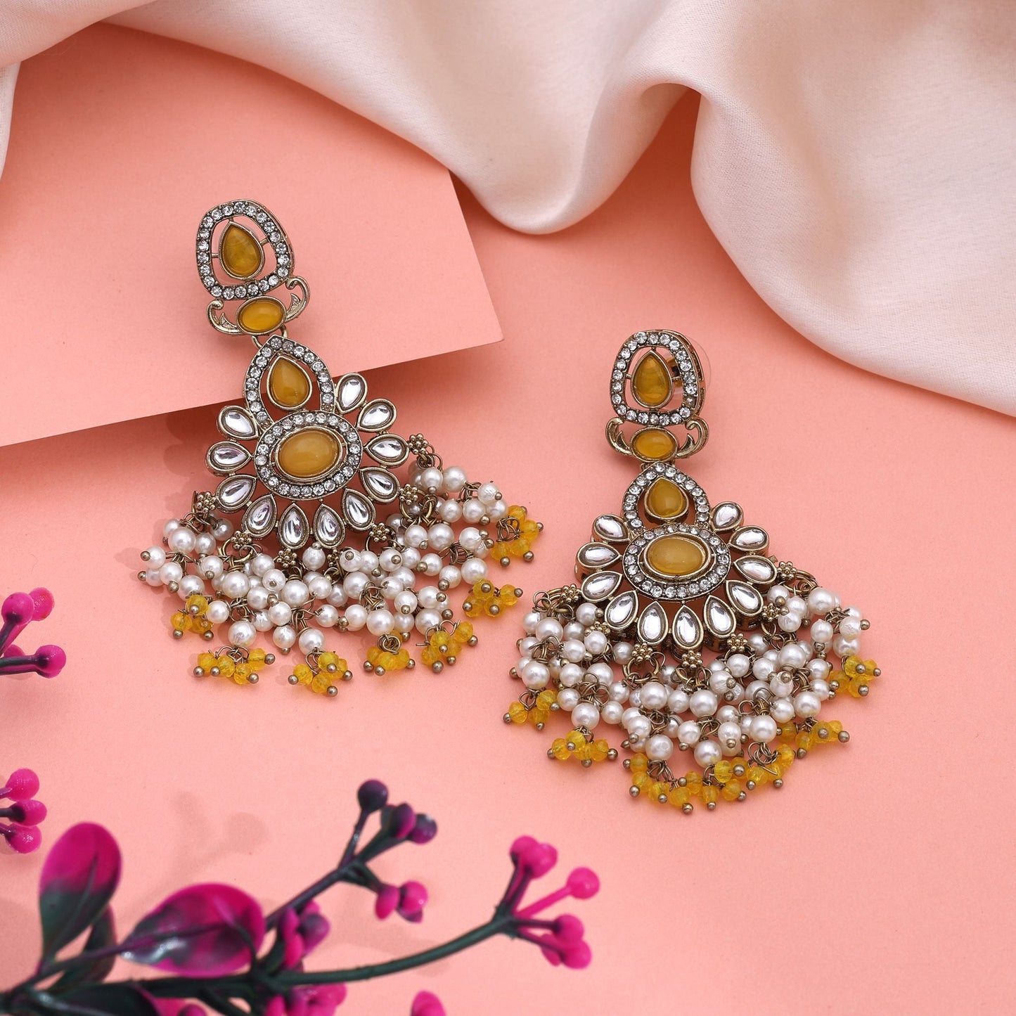 Strahlend gelbe Kundan-Ohrringe mit goldenem Touch für Hochzeitszeremonien