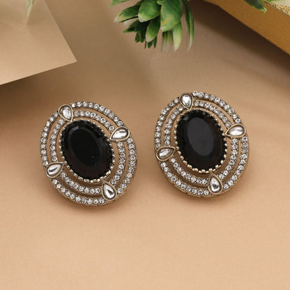 Trendige schwarze Kundan-Ohrstecker für einen festlichen und modernen Look