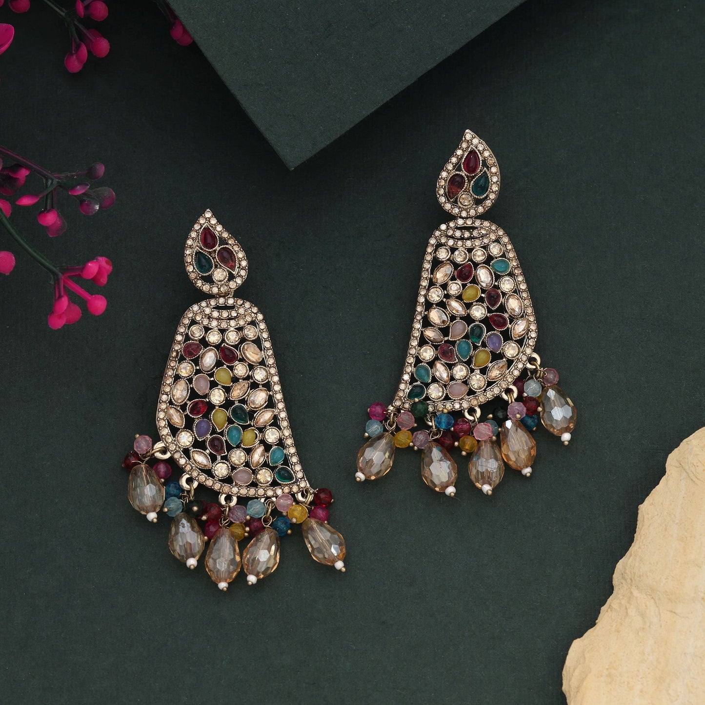 Mehrfarbige Kundan-Ohrringe mit feinen Details für kulturelle Feiern