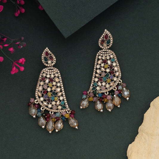 Mehrfarbige Kundan-Ohrringe mit feinen Details für kulturelle Feiern