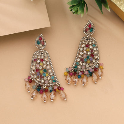 Mehrfarbige Kundan-Ohrringe mit feinen Details für kulturelle Feiern