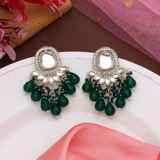 Grüne Kundan-Ohrringe mit aufwendiger handgefertigter Steinverzierung