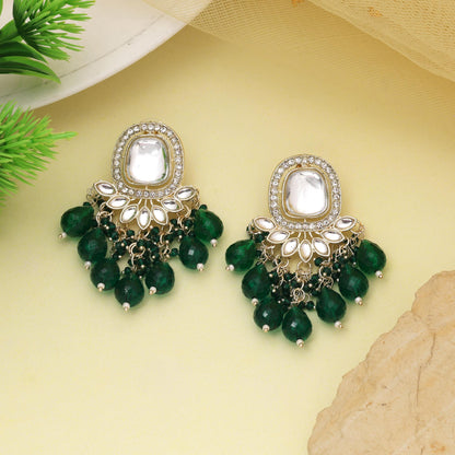 Grüne Kundan-Ohrringe mit aufwendiger handgefertigter Steinverzierung