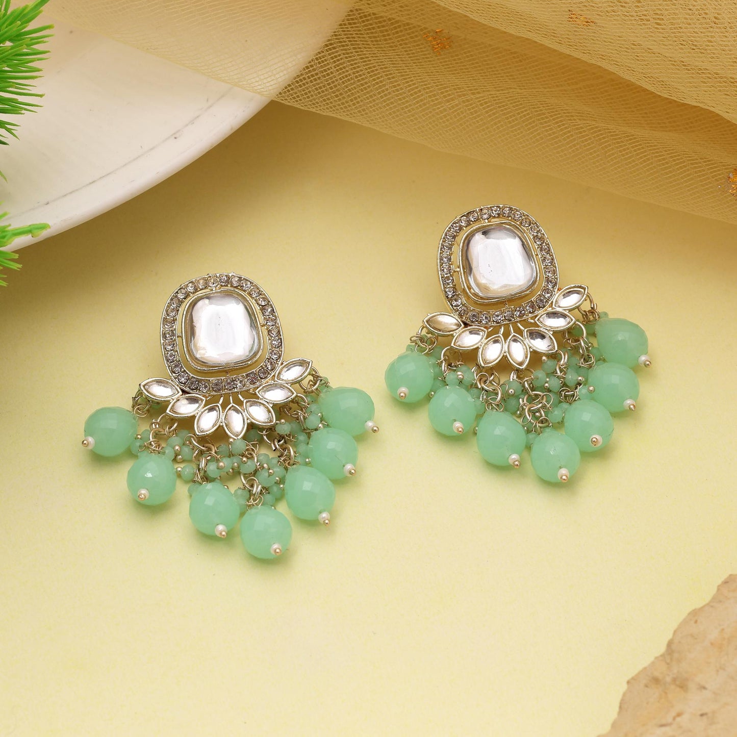 Hellgrüne Kundan-Ohrringe mit eleganter Steinverarbeitung und Perlendetails